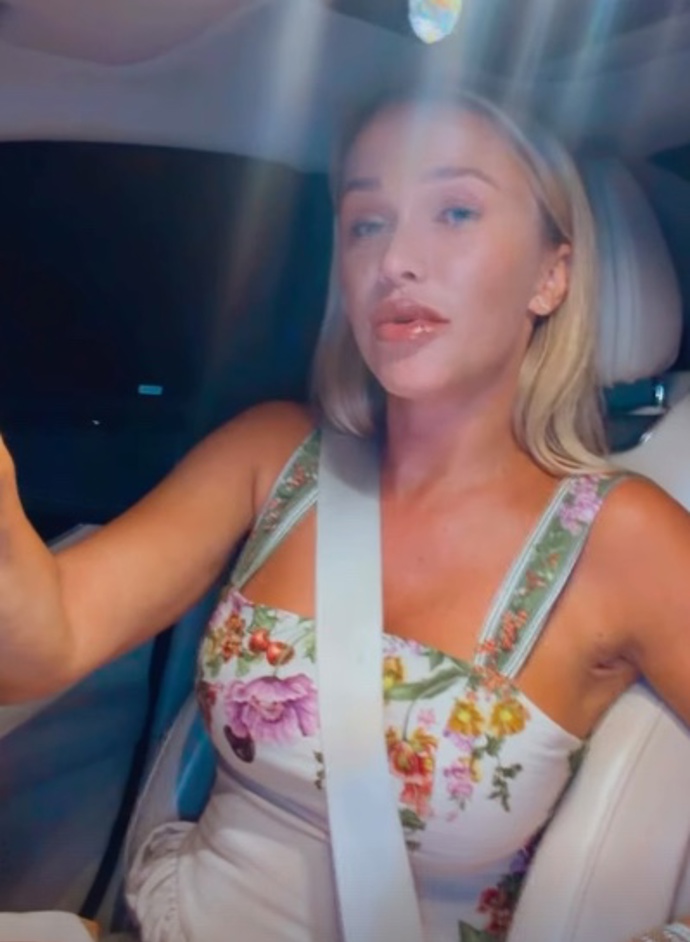 FOTO: Nela Slováková s fanoušky udržuje aktivní kontakt skrze svůj Instagram. Tentokrát přiznala, proč z premiéry musí odjet dřív.