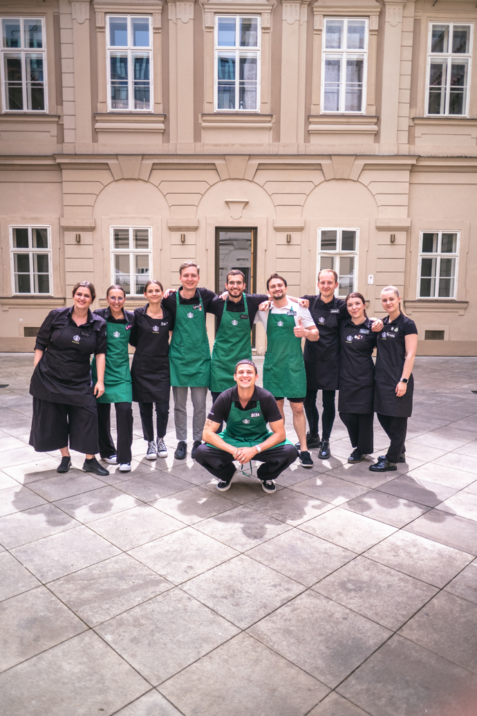FOTO: Sebastian s celým týmem kavárny.