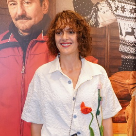 Slavnostnější nádech dodaly denimu tmavomodrý odstín, košile s romantickou květinovou výšivkou i zlaté doplňky.