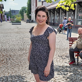 Viktorie Mertová alias Belladonna oblékla tmavé mini šaty se vzorem drobných kvítků.