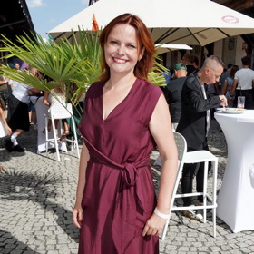 Dagmar Jandová alias Kvízová dáma oblékla vínové šaty bez rukávů, které zdůraznily její štíhlý pas.