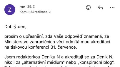 FOTO: Pokorná se snažila získat vysvětlení, proč jí na tiskovou konferenci nepustí.