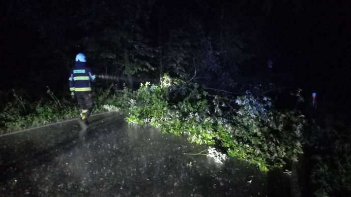 FOTO: Hasiči měli plné ruce práce. – stránka 2