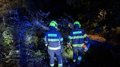 FOTO: Hasiči odstraňují následky vydatných dešťů.