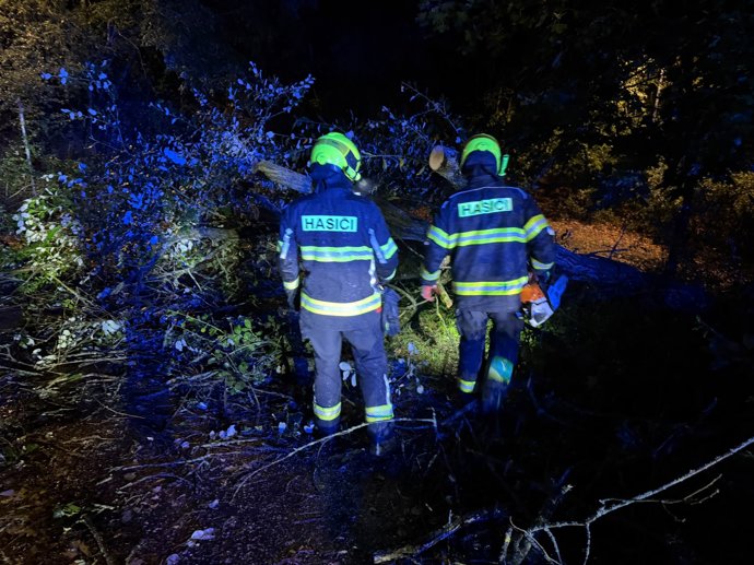 FOTO: Hasiči odstraňují následky vydatných dešťů. – stránka 1