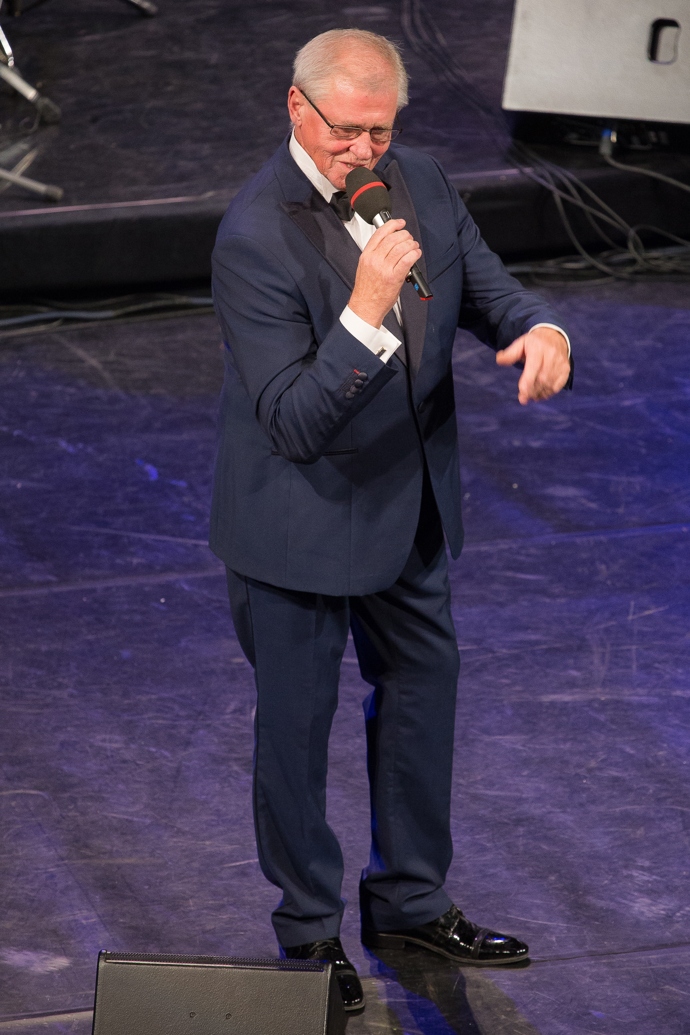 FOTO: Láďa Kerndl na pódiu. – stránka 1