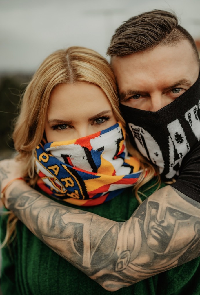 FOTO: Kateřina Kristelová stojí za svým mužem. – stránka 1