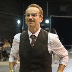Kvůli roli v novém filmu Lady Dermacol si nechal Jan Révai narůst knírek.