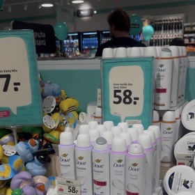Začněme mapováním kosmetiky. Dove antiperspirant vyjde v NORMALu na 58 Kč, zatímco v drogeriích je jeho cena bez akce cca 80 Kč.