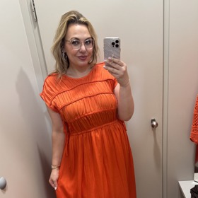 Krásné oranžové šaty M&S stojí ve výprodeji 1 199 Kč.