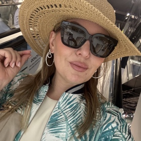 Šéfredaktorka Lifee Kristina si z výprodejů odnesla třeba tento klobouček, který stál původně 899 Kč, byl zlevněn na 499 Kč a s akcí 20% slevy na výprodejové kousky pro majitele věrnostní kartičky ji vyšel na 399 Kč.