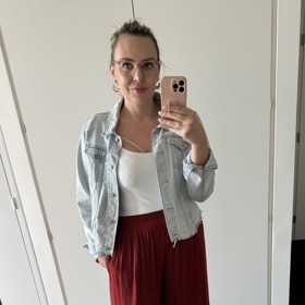 Proto ve většině případů nosila k "zabijáckým" kalhotám ze Zary uzavřené boty.