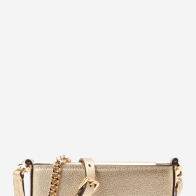 Crossbody kabelku ve zlatém odstínu koupíte například u značky Michael Kors za  4399 Kč.
