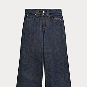 Tmavomodrý denim vypadá o poznání luxusněji než světlejší varianty. Střih culottes pak dodává moderní nádech. Tato džínová kalhotová sukně s vysokým pasem a širokými nohavicemi je z nabídky značky Marks&Spencer a seženete ji za 1 299 Kč.