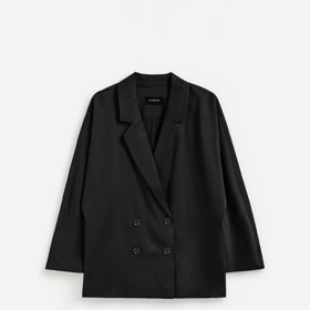 Oversize sako, jaké prodává například značka Reserved za 1 399 Kč, najde široké využití v šatníku každé ženy.