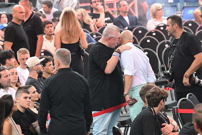 FOTO: Rittig něco šeptal Nerudovi do ucha. – stránka 4