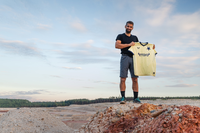 FOTO: Hlavní postavu v klipu ztvárnil úspěšní český horolezec Martin Stráník. – stránka 35