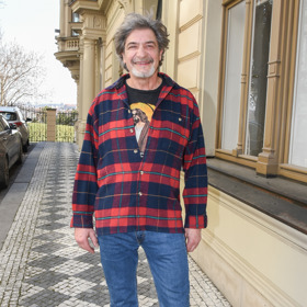 Sám o sobě říká, že je líný a tomu také odpovídá jeho styl vaření.