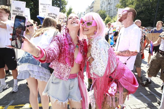 FOTO: Desítky tisíc účastníků dorazily na festival Prague Pride. – stránka 15