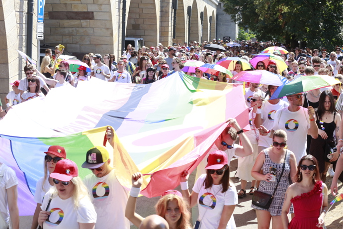 FOTO: Letošní festival Prague Pride přilákal mnoho účastníků. – stránka 5