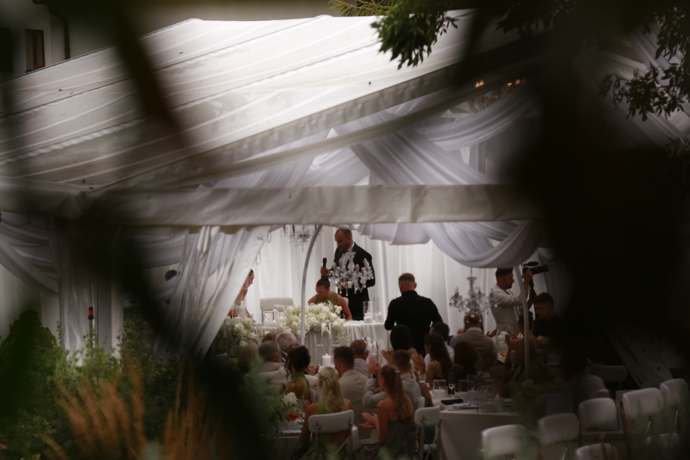 FOTO: Hosté se dobře baví. – stránka 25