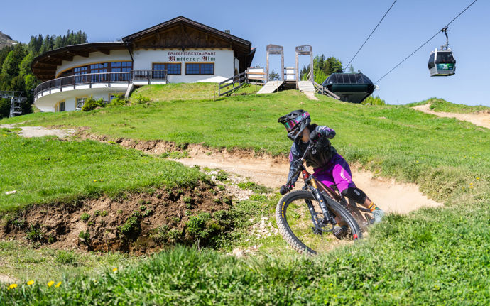FOTO: Bikepark Innsbruck nabízí od jednodušších flow trailů a rodinných tras až po Jumpline a náročnější downhillové úseky. – stránka 6