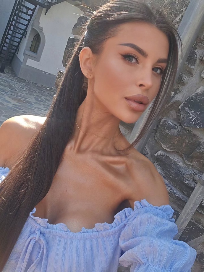 FOTO: Lela Ceterová po rozchodu překvapila radikální změnou barvy vlasů. – stránka 43