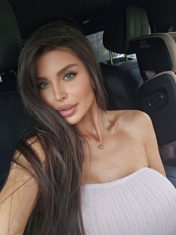 FOTO: Blond barvu vyměnila za elegantní tmavě hnědý odstín. – stránka 42