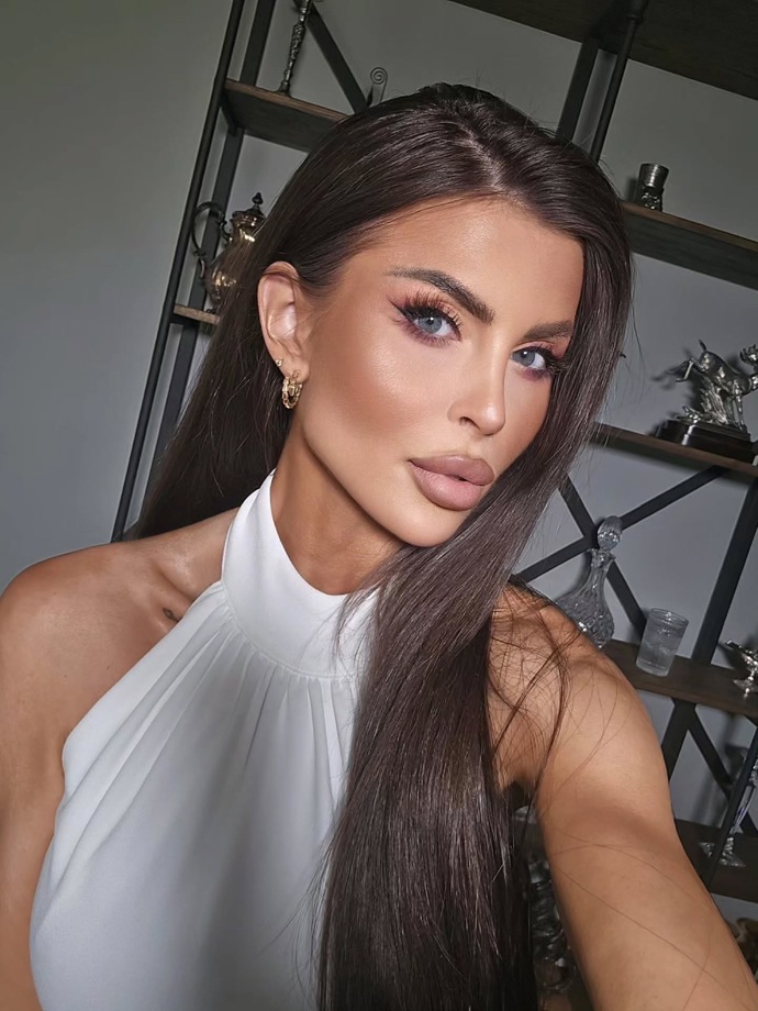 FOTO: Fanoušci v komentářích pějí ódy a přirovnávají ji k Angelině Jolie. – stránka 41