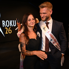 Jakub Bolek po boku manželky.