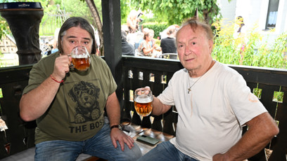 FOTO: Petr Janda zahájil letní party divadla Broadway pivem.