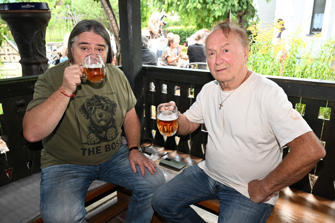 FOTO: Petr Janda zahájil letní party divadla Broadway pivem. – stránka 26