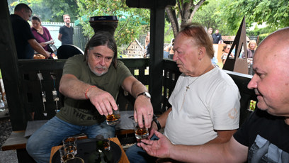 FOTO: Petr Janda si dal panáčka rumu.