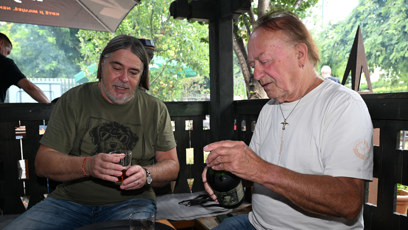 FOTO: Petr Janda si dal s Oldou panáka.