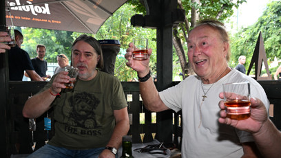 FOTO: Petr Janda s panákem v ruce.
