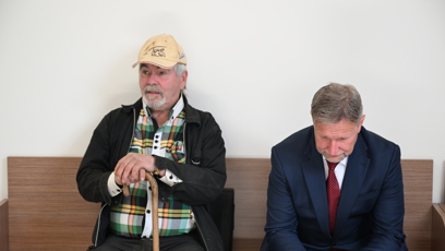 FOTO: Otec Kamily Mortimer se svým advokátem.