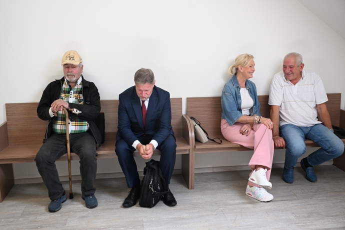 FOTO: Helena Vondráčková se dostavila k soudu týkající se dědictví po Kamile Mortimer. Na místě je i otec Kamily. – stránka 14