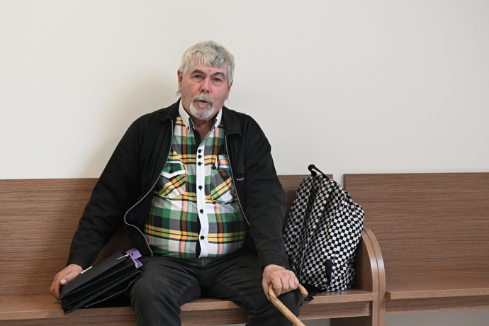 FOTO: Otec Kamily Mortimer u soudu. – stránka 4