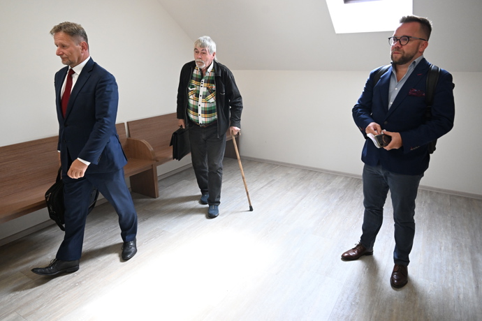 FOTO: Luboš Procházka, otec Kamily Mortimer a advokát rodiny u soudu. – stránka 2