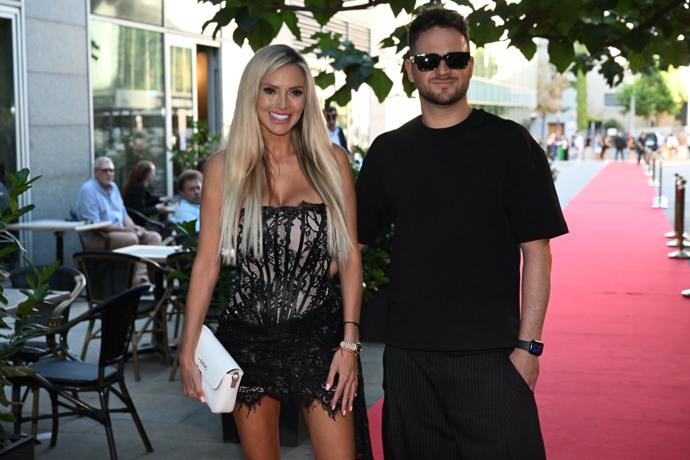 FOTO: Denise Ayverdi alias Bobina se svým kamarádem. – stránka 20