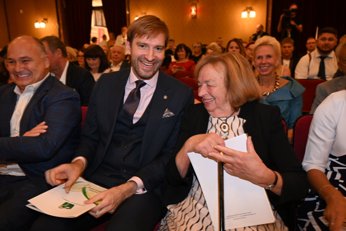 FOTO: Adam Vojtěch a Livia Klausová. – stránka 5