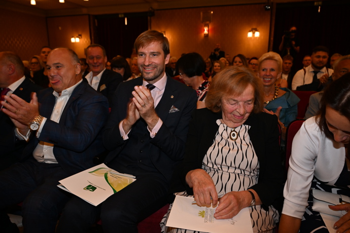 FOTO: Livia Klausová s Adamem Vojtěchem. – stránka 4