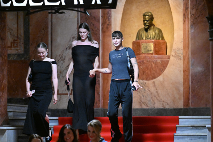 FOTO: Tadeáš Kuběnka s doprovodem na premiéře filmu Chica Checa. – stránka 8