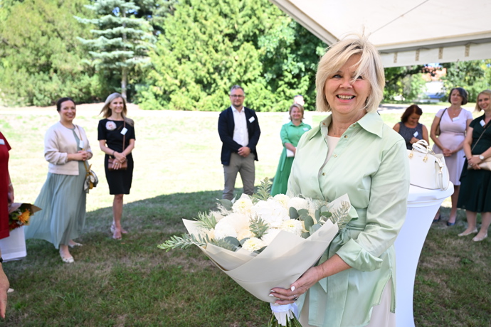 FOTO: Eva Pavlová s kyticí. – stránka 45