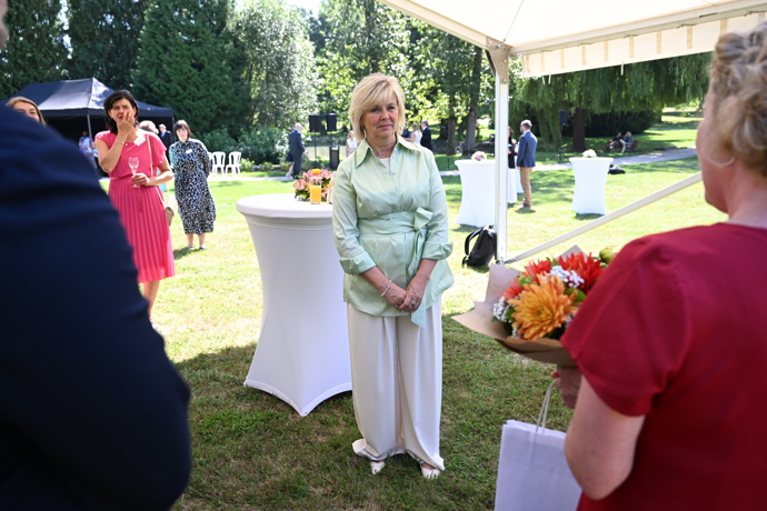 FOTO: Eva Pavlová dostala květiny. – stránka 43