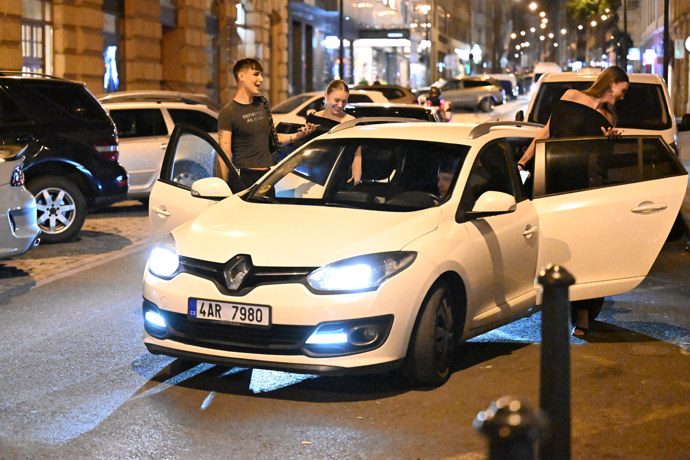 FOTO: Tadeáš Kuběnka odjel taxíkem. – stránka 12