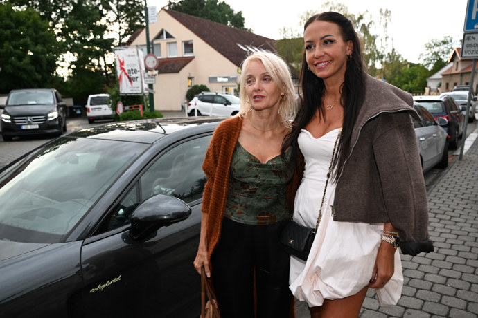 FOTO: Agáta Hanychová se svou maminkou. – stránka 43
