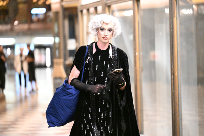 FOTO: Jan Cina v nezaměnitelném outfitu odchází z premiéry filmu Chica Checa. – stránka 1