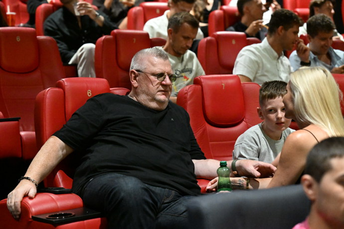 FOTO: Ivo Rittig si nenechal ujít premiéru filmu Bojovník s rodinou. – stránka 2