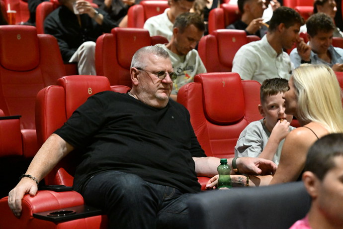 FOTO: Ivo Rittig si nenechal ujít premiéru filmu Bojovník s rodinou. – stránka 1